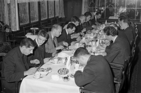 Feijenoord in Breda in trainingskamp, de spelers aan de maaltijd, linkerkant taf, Bestanddeelnr 914-9140