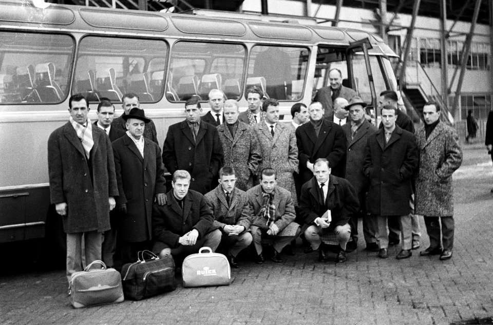 Feijenoord naar Zuid-Frankrijk vertrokken, selectie en staf poseren voor autobus, Bestanddeelnr 914-7671