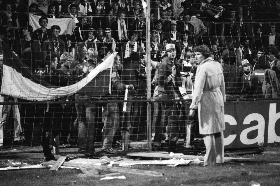 Feijenoord speler Gerard van der Lem probeert Feijenoord supporters te kalmeren, Bestanddeelnr 930-4785