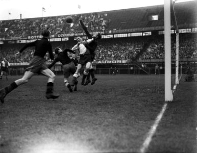 Feijenoord tegen Excelsior 3-1. Spelmoment voor Excelsior-doel, Bestanddeelnr 902-5740