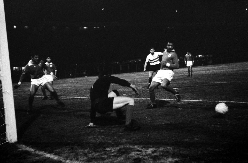 Feijenoord tegen Benfica 0-0 Spelmomenten, aanval van Feijenoord, Bestanddeelnr 915-0303