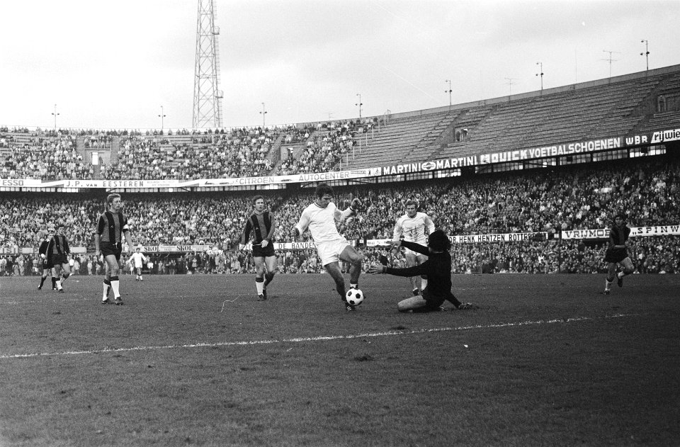 Feijenoord tegen Excelsior 4-2 Wim van Hanegem met bal gaat derde doelpunt make, Bestanddeelnr 923-9748