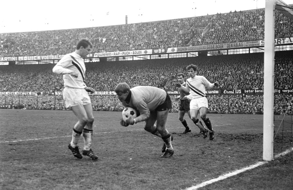 Feijenoord tegen FC Twente 3-0 nr. 10 I. ten Donkelaar (rechts) i.a., Bestanddeelnr 921-9652