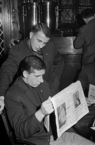 Feijenoord in Breda teruggetrokken, de spelers lezen de krant Cor van der Gijp , Bestanddeelnr 914-9141