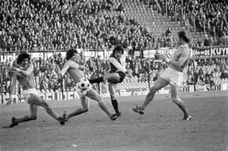 Feijenoord tegen FC Utrecht 3-1 Wim van Hanegem in aktie, Bestanddeelnr 928-3567