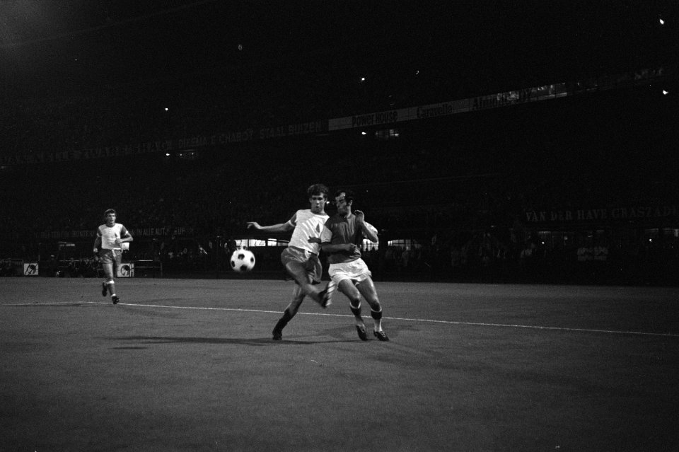 Feijenoord tegen FC Utrecht Moulijn (rechts) en links Theunissen in aktie, Bestanddeelnr 923-7656