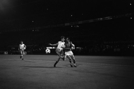 Feijenoord tegen FC Utrecht Moulijn (rechts) en links Theunissen in aktie, Bestanddeelnr 923-7656