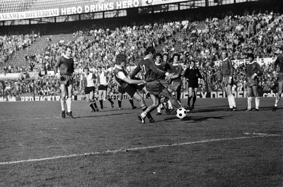 Feijenoord tegen FC Haarlem Nico Jansen scoort tweed doelpunt door benen van A, Bestanddeelnr 928-8348