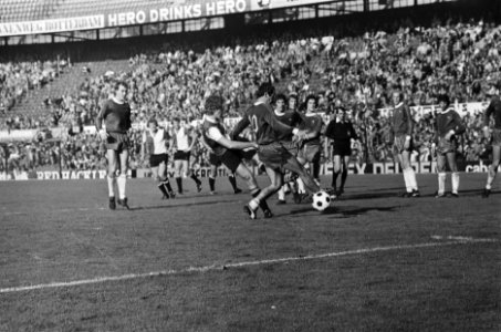 Feijenoord tegen FC Haarlem Nico Jansen scoort tweed doelpunt door benen van A, Bestanddeelnr 928-8348