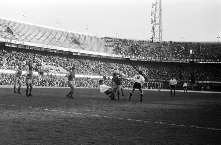 Feijenoord tegen Go Ahead 3-0 Van Hanegem getackled, Bestanddeelnr 924-2039