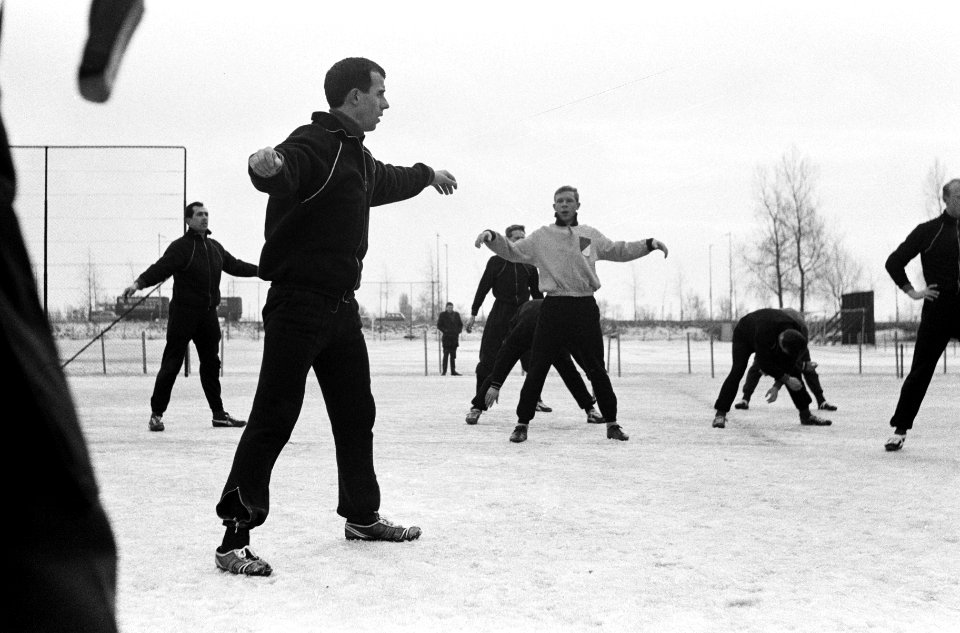 Feijenoord naar Zuid-Frankrijk vertrokken, training elftal o.a. Pieters Graafl…, Bestanddeelnr 914-7675
