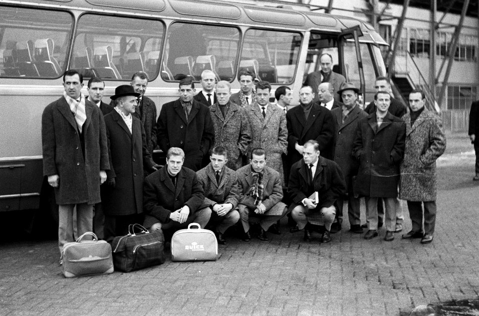 Feijenoord naar Zuid-Frankrijk vertrokken, selectie en staf poseren voor autobus, Bestanddeelnr 914-7672
