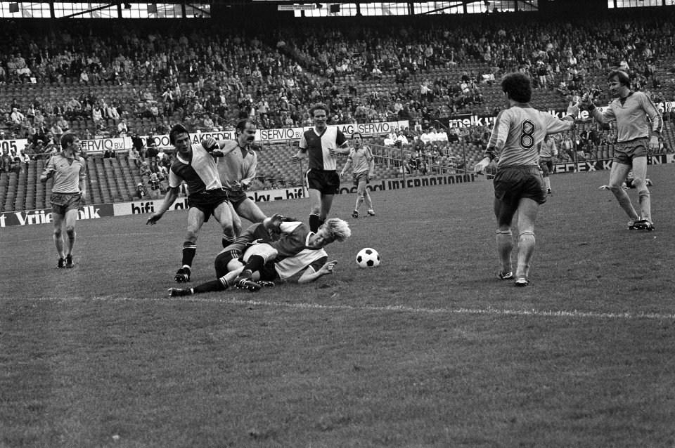 Feijenoord speler Petursson wordt ten val gebracht, hetgeen een penalty opleverd, Bestanddeelnr 930-4913