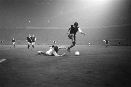 Feijenoord tegen ADO 0-0 Van Hanegem passeert doelman Thie, Bestanddeelnr 923-8786
