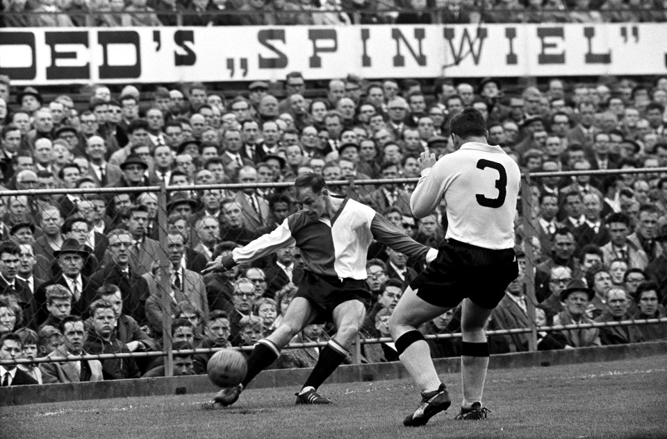 Feijenoord tegen DOS 3-0 Nr 4 Gerard 'Pummie' Bergholtz, nr 5 Kerkum, nr 6 V, Bestanddeelnr 915-1240