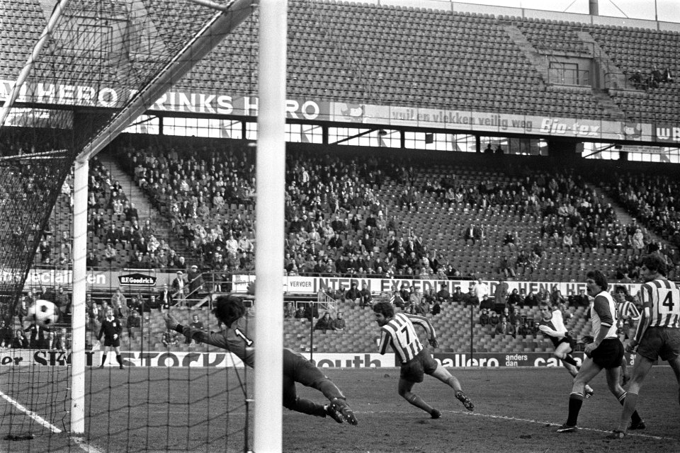 Feijenoord tegen Eindhoven 1-1 Vreijsen (2e van rechts) scoort, vlnr keeper A…, Bestanddeelnr 929-0025