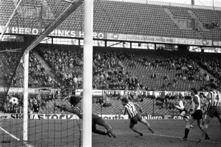Feijenoord tegen Eindhoven 1-1 Vreijsen (2e van rechts) scoort, vlnr keeper A…, Bestanddeelnr 929-0025