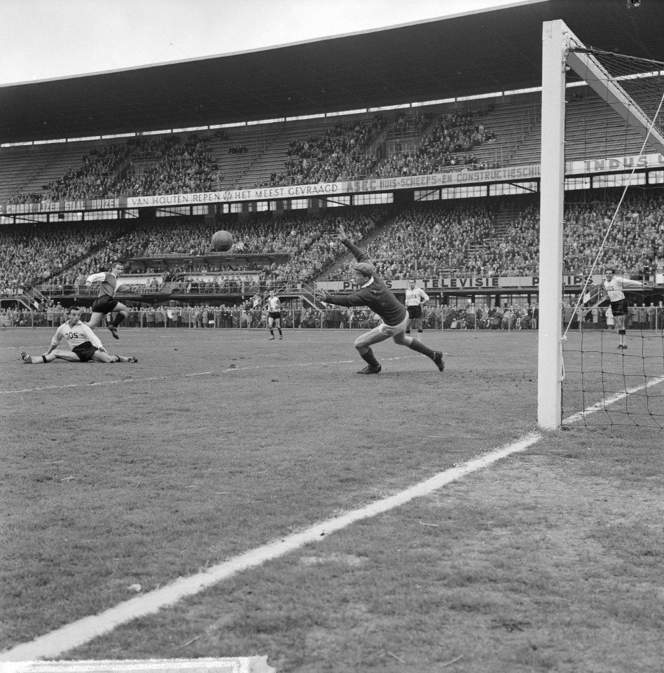 Feijenoord tegen DOS 3-0 Bouwmeester lost een schot op Zoghel, Bestanddeelnr 915-1234