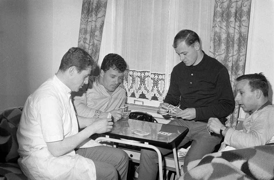 Feijenoord in Breda teruggetrokken, Spelers kaarten, vlnr verzorger Meier, K, Bestanddeelnr 914-9142