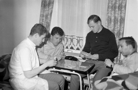 Feijenoord in Breda teruggetrokken, Spelers kaarten, vlnr verzorger Meier, K, Bestanddeelnr 914-9142