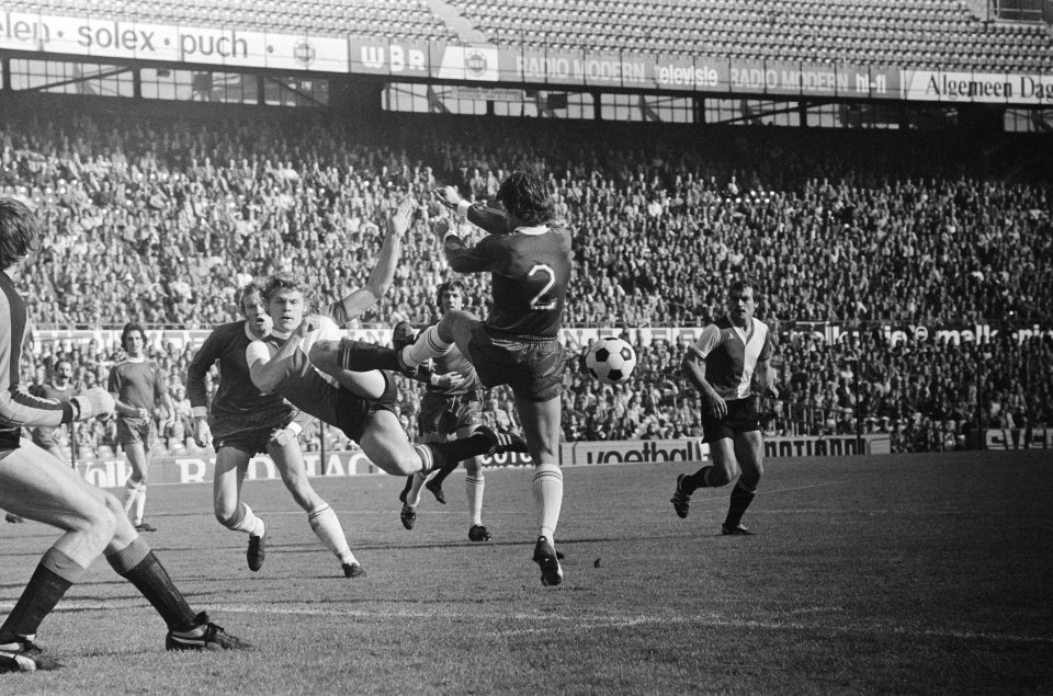 Feijenoord tegen FC Haarlem Nico Jansen in duel met Wentink, Bestanddeelnr 928-8349