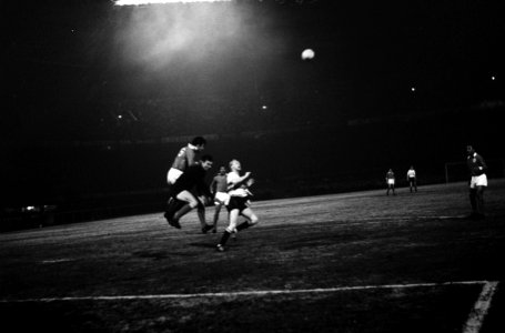 Feijenoord tegen Benfica 0-0. Spelmomenten, Kruiver kijkt toe hoe een Benfica ve, Bestanddeelnr 915-0306