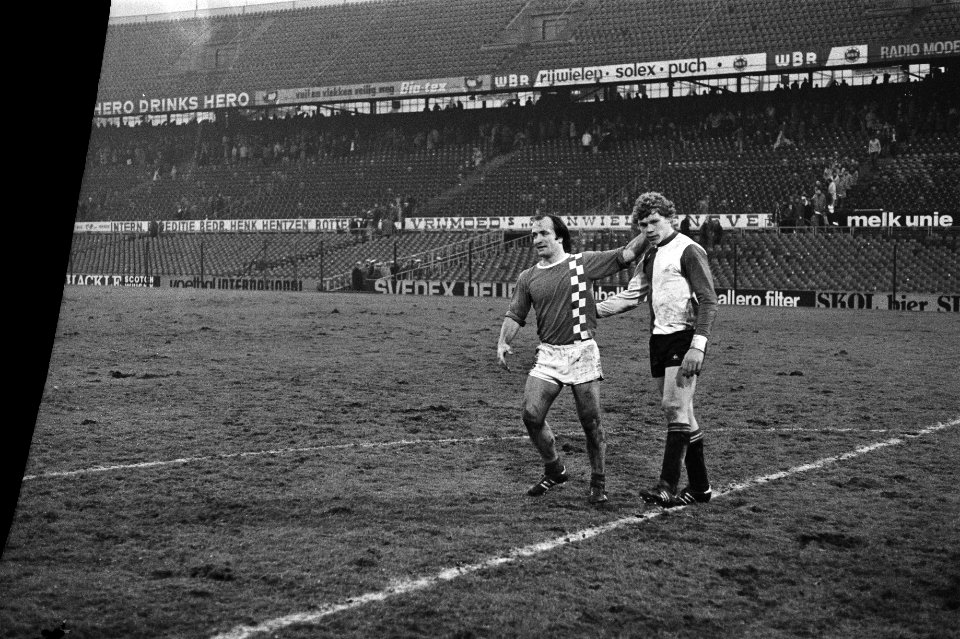 Feijenoord tegen FC VVV 1-1 Advocaat (l) en Jansen verlaten het veld, Bestanddeelnr 928-9456