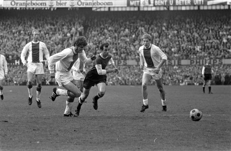 Feijenoord tegen Ajax 1-1 Moulijn in aanval, v.l.n.r. Groot, Hulshof, Moulijn, P, Bestanddeelnr 922-3209