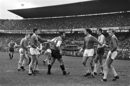 Feijenoord tegen ADO 1-1 Laseroms (nr. 4) maakt ruzie met Giesen (3e van rechts), Bestanddeelnr 922-0667