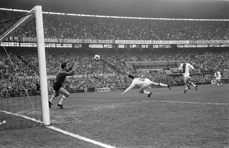 Feijenoord tegen Ajax 1-1 Cruijff, Pieters en Graafland in aktie, Bestanddeelnr 922-3216