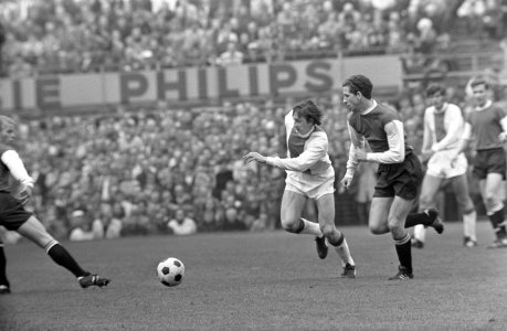 Feijenoord tegen Ajax 1-1 nr. 6 Cruijff (links) en G. Haak, Bestanddeelnr 922-3220