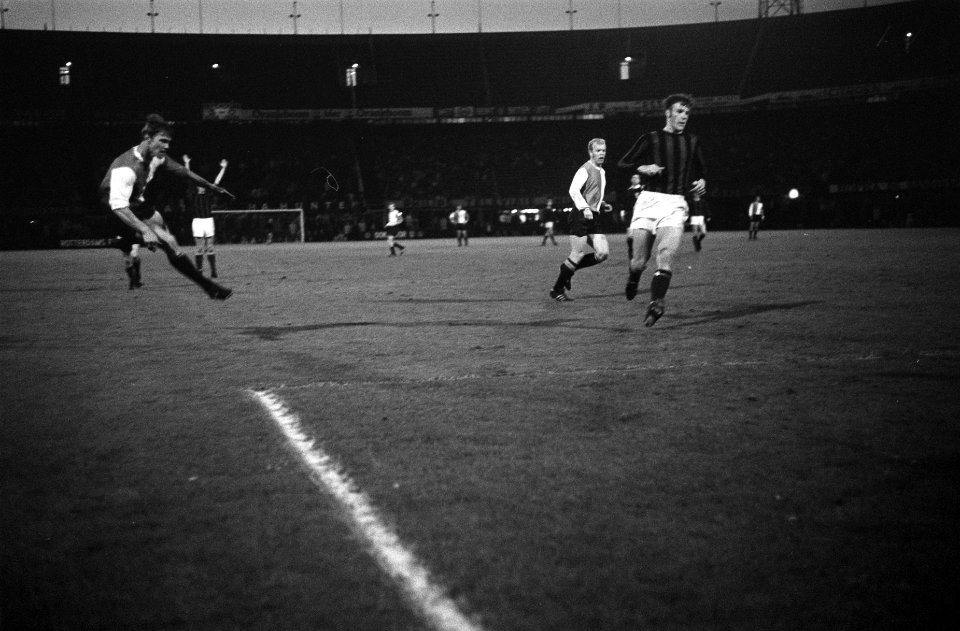 Feijenoord tegen DWS 3-1, Feijenoord in bekerfinale. Wery schiet, Bestanddeelnr 922-4889
