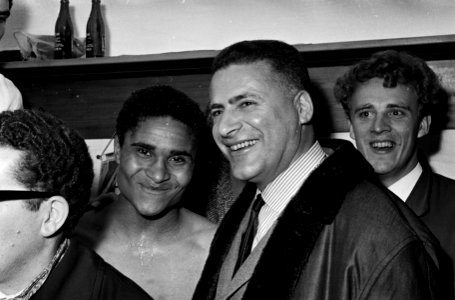 Feijenoord tegen Benfica 0-0 Eusébio met Leo Horn, Bestanddeelnr 915-0312