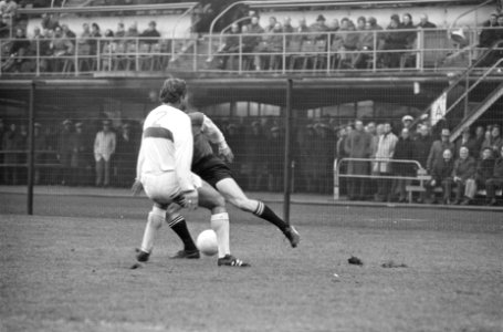 Feijenoord tegen Holland Sport 6-0 keeper G. v. Vianen pakt de bal voordat Geels, Bestanddeelnr 921-9230