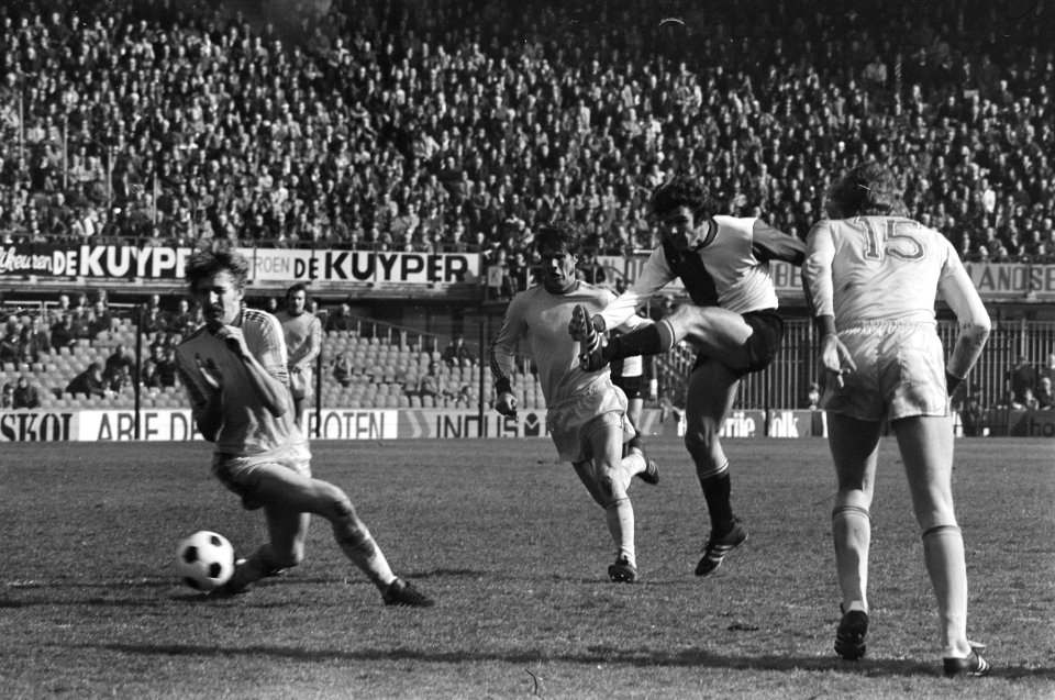 Feijenoord tegen Go Ahead Eagles 4-2 Van Hanegem schiet op doel, Bestanddeelnr 928-4771