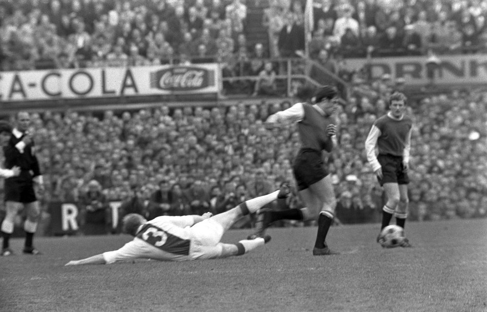 Feijenoord tegen Ajax 1-1 nr. 16 Swart wordt getackleld, Bestanddeelnr 922-3217