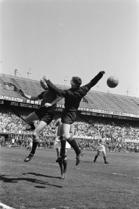 Feijenoord tegen Fortuna 54 , Piet Kruiver (links) belaagt keeper Vogels (Fortu…, Bestanddeelnr 915-2184