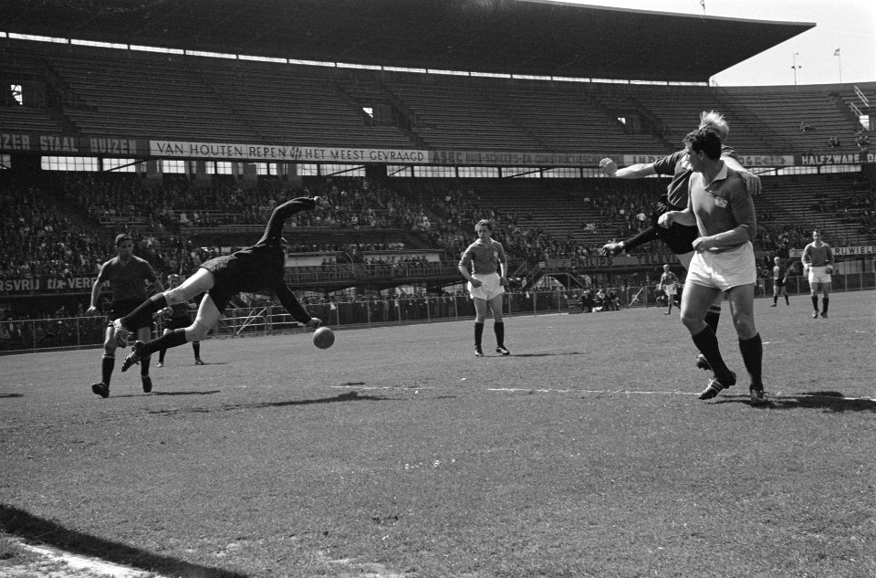 Feijenoord tegen Fortuna 54 , doelman Vogels (Fortuna) stopt kopbal van Kruiver , Bestanddeelnr 915-2183