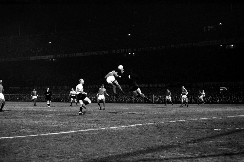 Feijenoord tegen Benfica 0-0. Spelmomenten, Kruiver kijkt toe hoe een Benfica ve, Bestanddeelnr 915-0305
