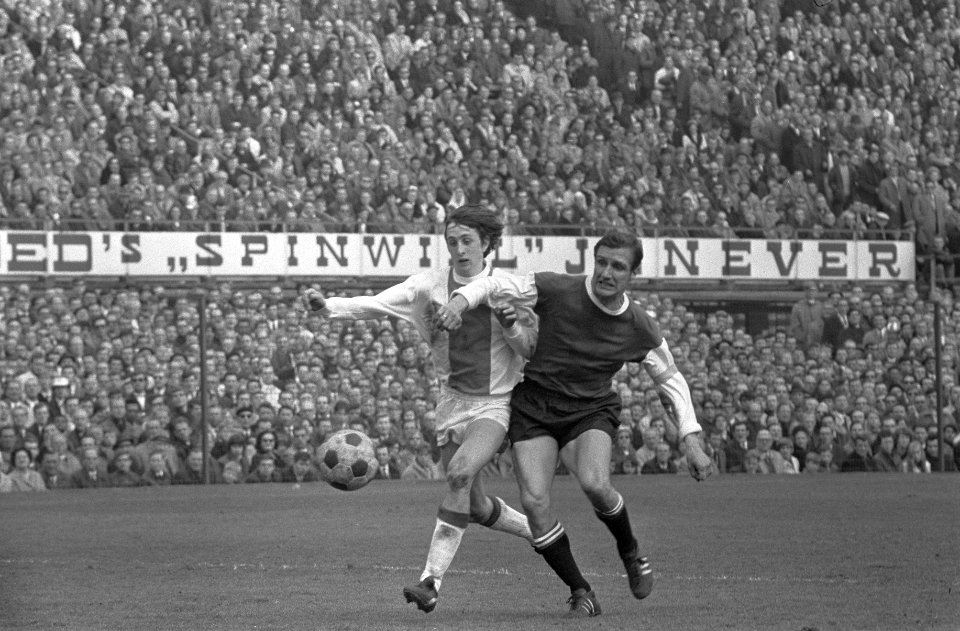 Feijenoord tegen Ajax 1-1 nr. 19 Cruijff in duel met Veldhoven, Bestanddeelnr 922-3211