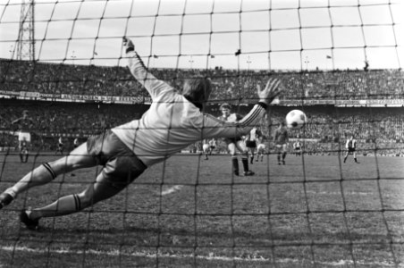 Feijenoord tegen Ajax 4-1 Nico Jansen scoort uit penalty, Bestanddeelnr 928-5041