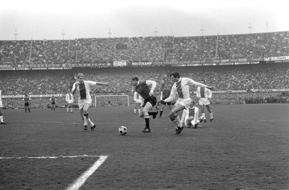 Feijenoord tegen Ajax 1-1 Wim Jansen (midden) tussen links Suurbier en rechts Pr, Bestanddeelnr 922-3208