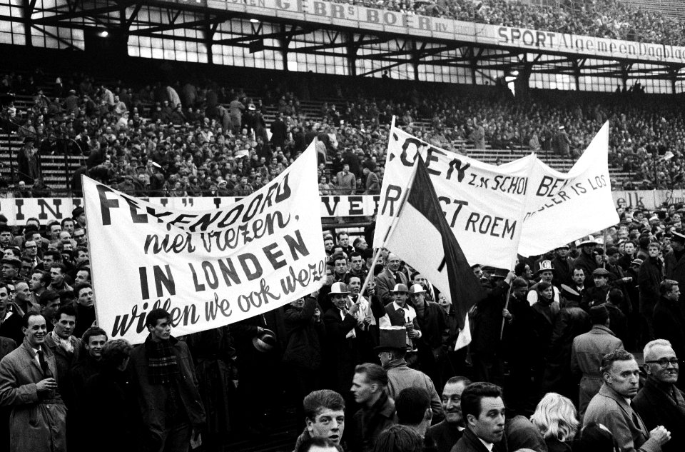 Feijenoord tegen Benfica 0-0 Spandoeken en toeters speelden een belangrijke rol, Bestanddeelnr 915-0315