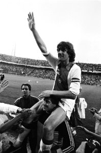 Feijenoord tegen Ajax 3-1, KNVB beker finale Ruud Krol op de schouders, close, Bestanddeelnr 930-8301