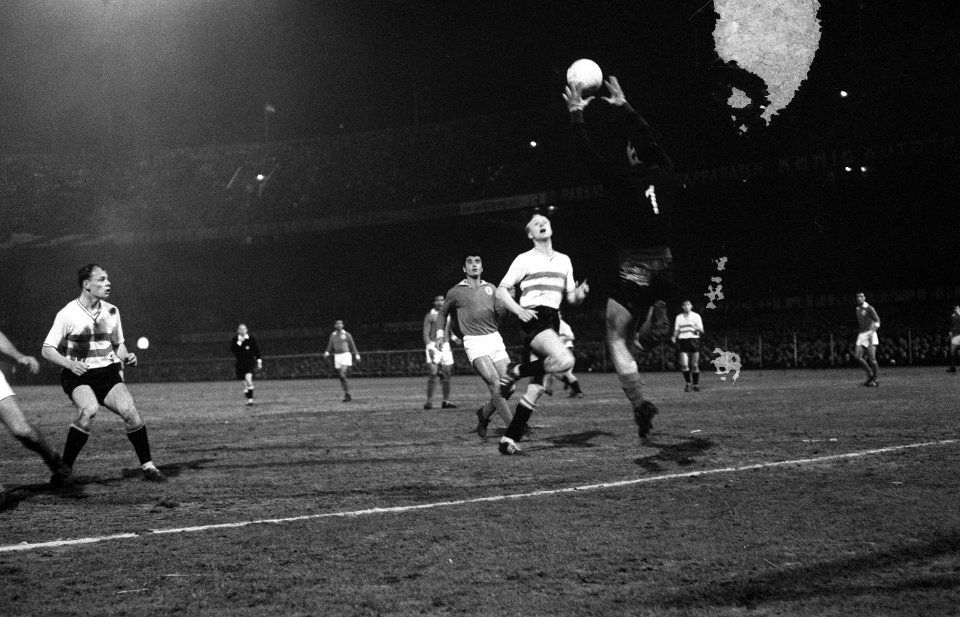 Feijenoord tegen Benfica 0-0 Keeper Pereira in aktie in het midden Piet Kruiver, Bestanddeelnr 915-0317