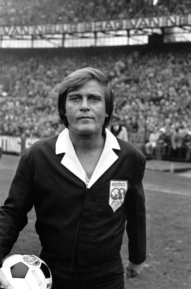 Feijenoord tegen Ajax 1-1 scheidsrechter Frans Derks ,, Bestanddeelnr 928-8866