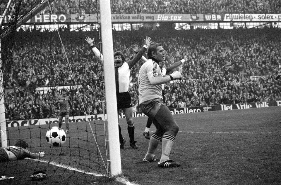 Feijenoord tegen Ajax 1-1 doelpunt van Feijenoord, keeper Schrijvers is verslag, Bestanddeelnr 928-8860