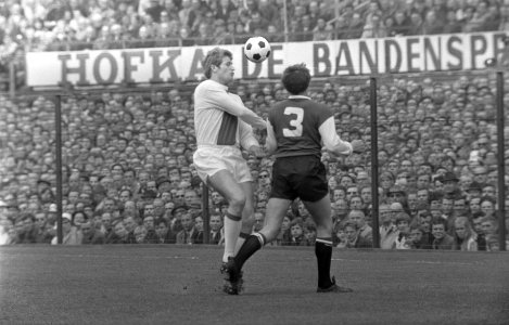Feijenoord tegen Ajax 1-1 nr. 6 Cruijff (links) en G. Haak, Bestanddeelnr 922-3221