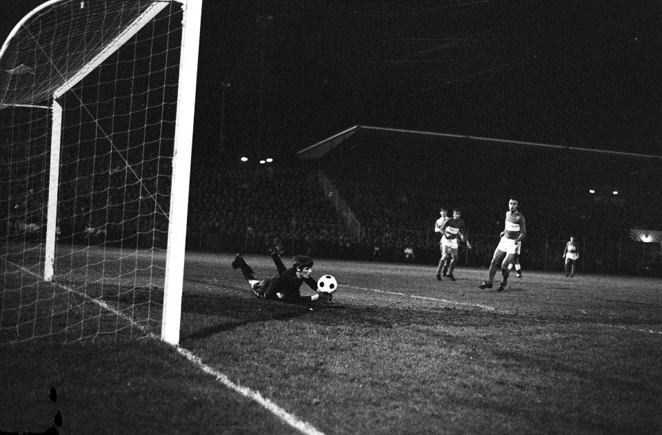 FC-Twente tegen Zagreb 1-0 nr. 10 keeper Dautbevgovic laat bal uit handen vall, Bestanddeelnr 924-1024
