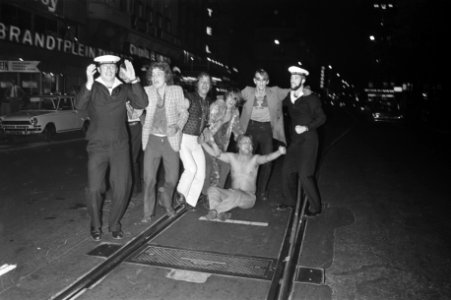 Feestende mensen op het Rembrandtplein, Bestanddeelnr 924-6109